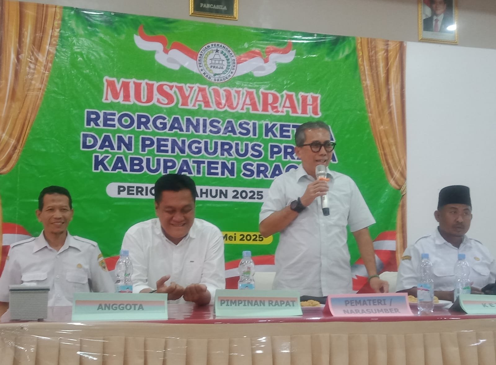 Ketua Dewan Pembina PRAJA Sragen  M.B Setiadharma  ( berdiri ) saat memberikan  sambutan pada Musyawarah Praja di Sragen ( foto : dok Praja )