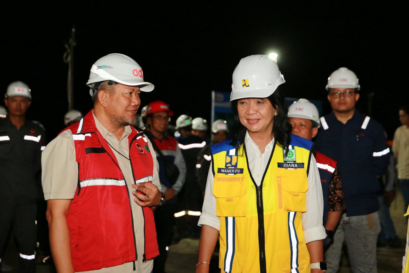 Wamen Diana saat meninjau progres konstruksi Bali Beach Conservation Project Phase 2 ( foto: birkom pu)