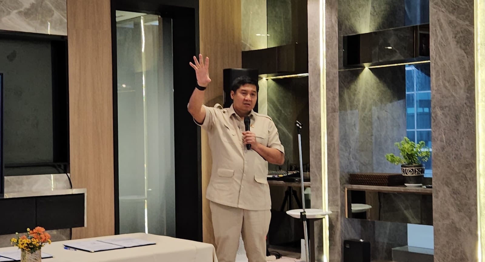 Menteri PKP saat menjelaskan program 3juta rumah kepada KPK ( foto: birkom pkp. Ristyan)
