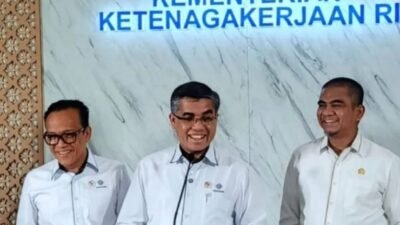 Menteri Ketenagakerjaan (Menaker) Yassierli (tengah), dan Wakil Menteri Ketenagakerjaan (Wamenaker) Immanuel Ebenezer (kiri) dalam konferensi pers penyaluran bantuan subsidi upah (BSU) di Jakarta, Selasa (24/6/2025).