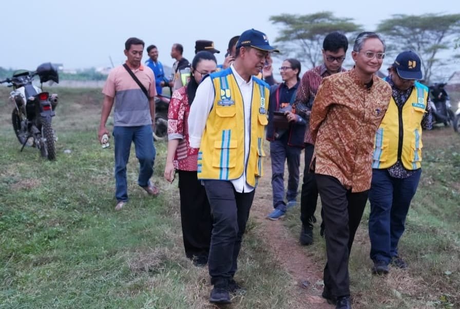 Menteri PU saat meninjsu tanggul yg jebol ( foto: birkom pu)