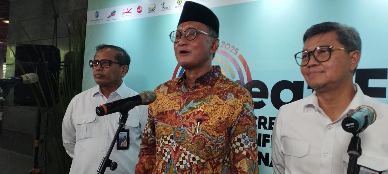 Menteri PU,Dody Hanggodo didampingi,Sekjen PU ( kiri ) Mohamad Zaenal Fatah dan Dirjen Pembiayaan Infrastruktur ( kanan ) Rahman Arif Dienaputra saat bincang dengan media ( foto : birkom pu)