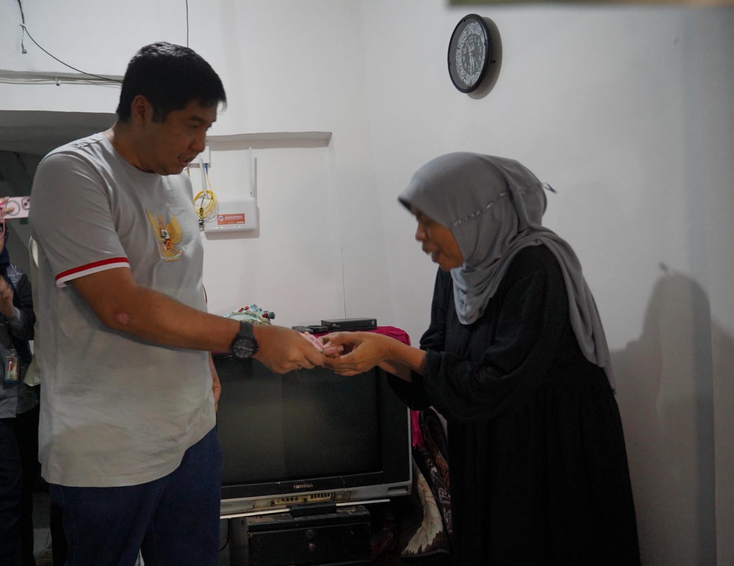 Menteri Ara saat serah terima kunci bedah rumah di kp tanah tinggi ( himas pkp/ ristyan )