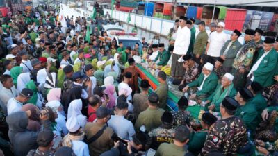 Suasana istigosah di desa Sayung Demak yg terdampak Banjir Rob ( foto: birkom pu)