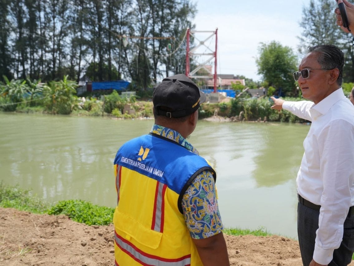 Menteri PU didampingi Kepala Balai Pelaksanaan Jalan Nasional (BPJN) Aceh Heri Yugiantoro saat meninjau pembangunan jembatan gantung di Aceh ( foto: birkom pu)