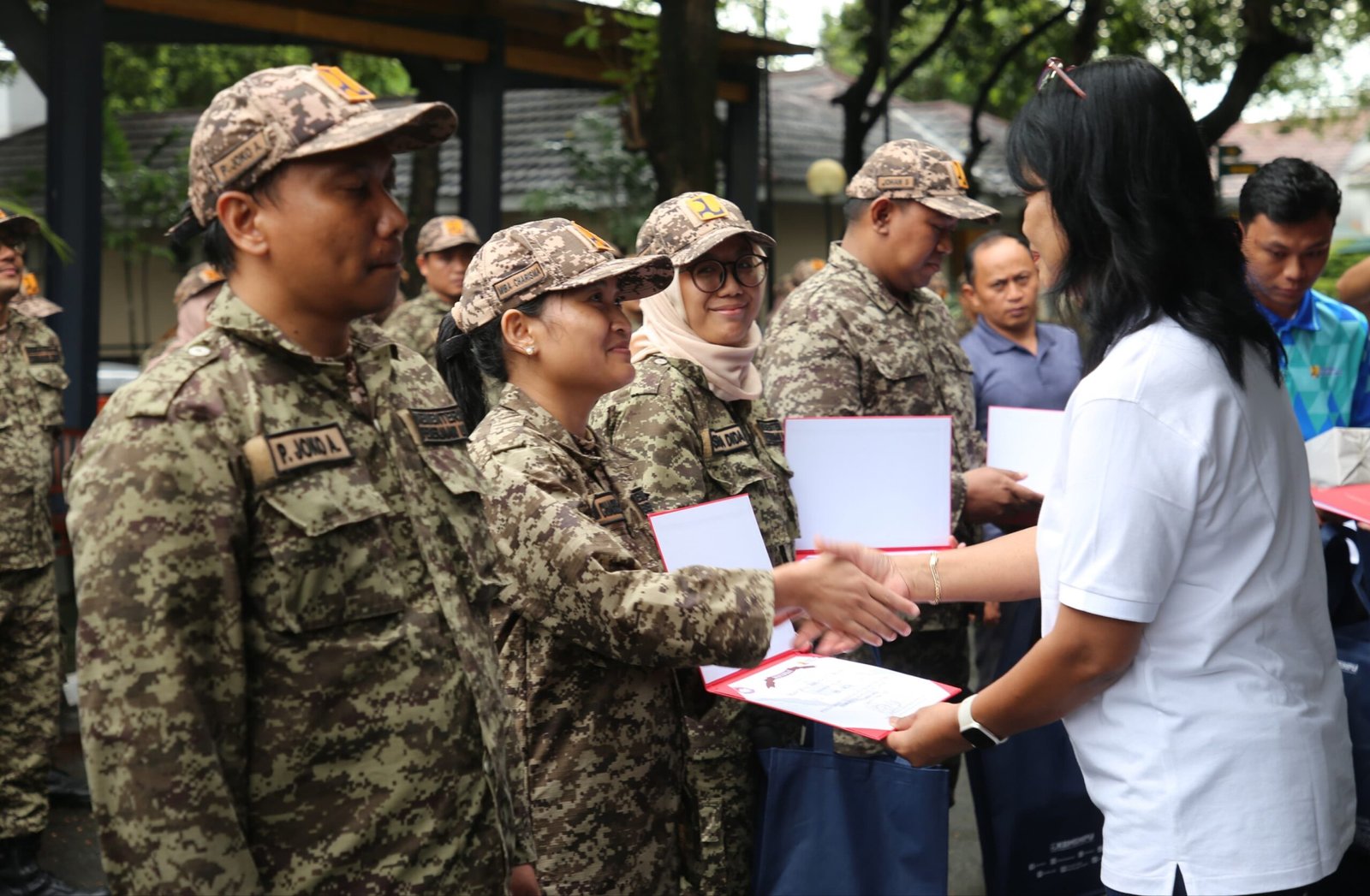 Wamen Diana saat memberikan sertifikat Pelatihan Pengembangan Kapasitas Pemimpin Masa Depan Angkatan I Tahun 2025 kepada para peserta ( foto: birkom pu)