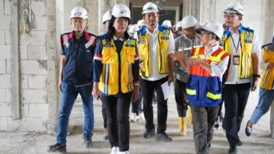 Wamen Diana saat mengunjungi.pembangunan kampus Unipi Persis Bandung ( foto: birkom pu)