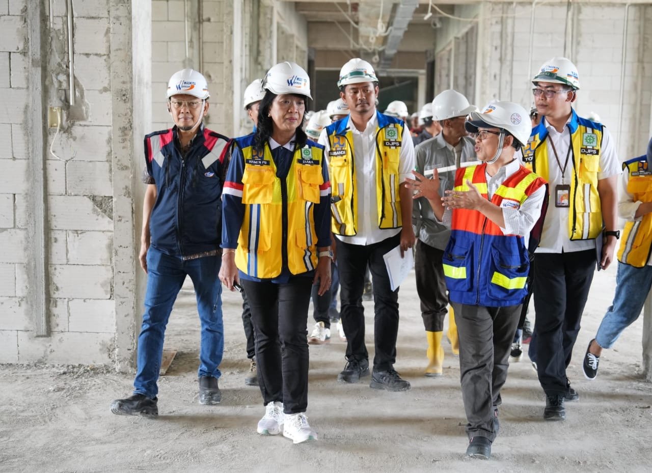 Wamen Diana saat mengunjungi.pembangunan kampus Unipi Persis Bandung ( foto: birkom pu)