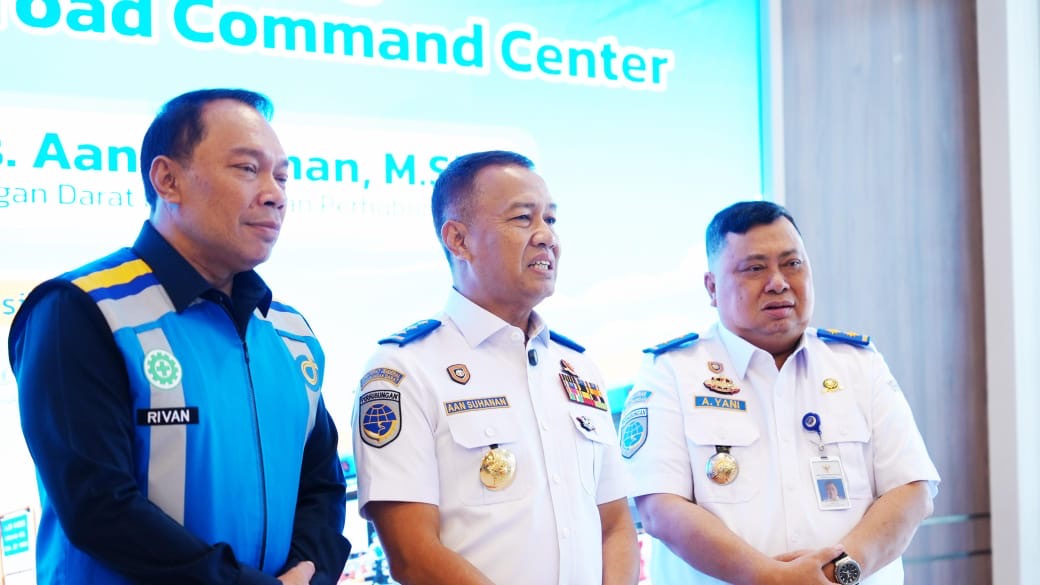 Dirut Jasamarga ( kiri) saat memberikan keterangan pada media seputar pergerakan tanah di purwakarta ( foto: dok JM )