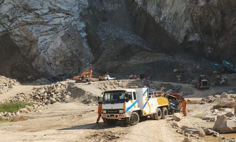 Derek.milik Jasamarga melakukan derek dan evakuasi dari bencana longsor di Cirebon ( foto: jasamarga )