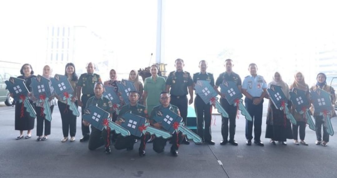 Para Difabel TNI korban dari tugas sebagai TNI serta para Janda TNI yg gugur dlm tugas ( warakawuri ) setelah menerima bantuan secara simbolis dari TNI- AD