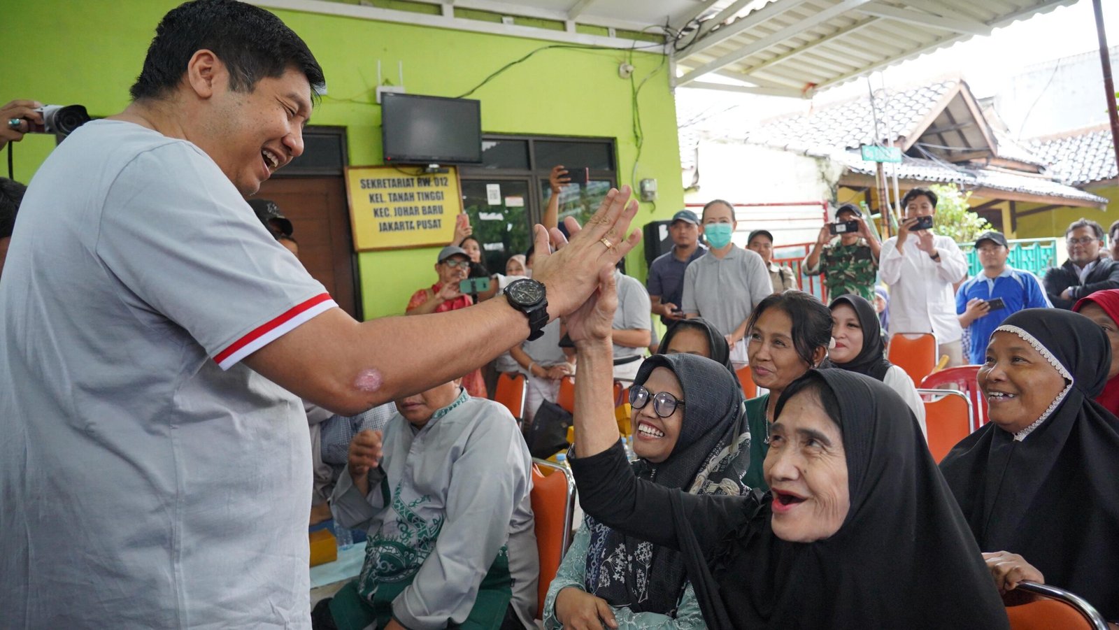 Menteri Ara saat betdialog dengan masyarakat penerima manfaat bantuan bedah rumah di kp tanah tinggi jakpus ( foto: humas pkp/ ristyan)