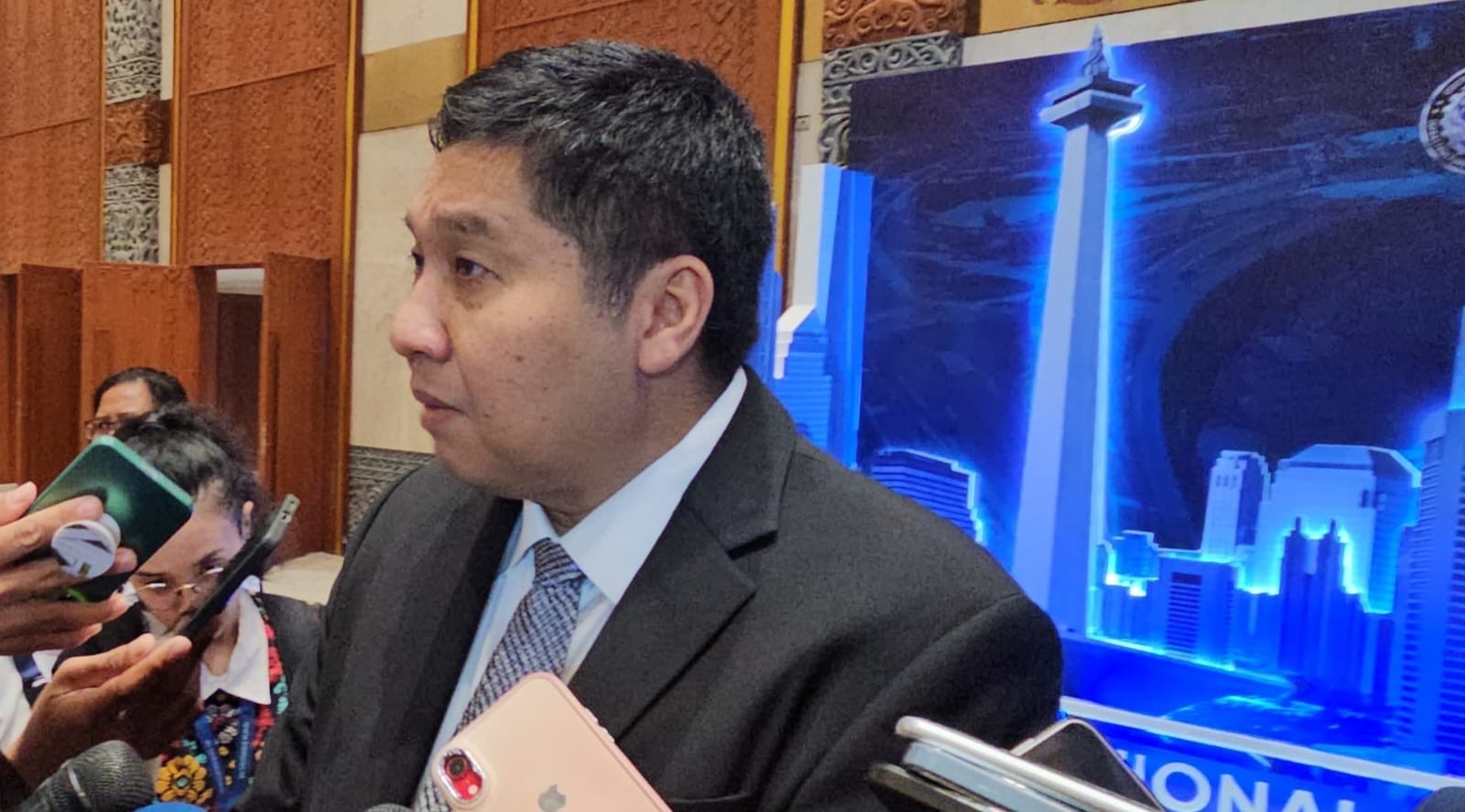 Menteri PKP saat dorrstop dengan Media ( foto: birkom pkp/ Ristyan)