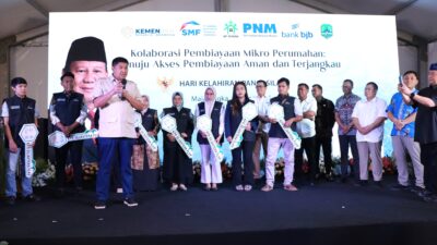 Menteri PKP menyerahkan kunci rumah secara simbolis kepada masyarakat dari berbagai segmentasi seperti masyarakat yang bekerja di sektor Informal yang tidak memiliki slip gaji seperti pengepul barang rongsokan dan mereka yang bekerja sebagai buruh pabrik, guru sekolah swasta yang telah memanfaatkan KPR FLPP untuk memiliki rumah pertama.( birkom pkp/ Ristyan)
