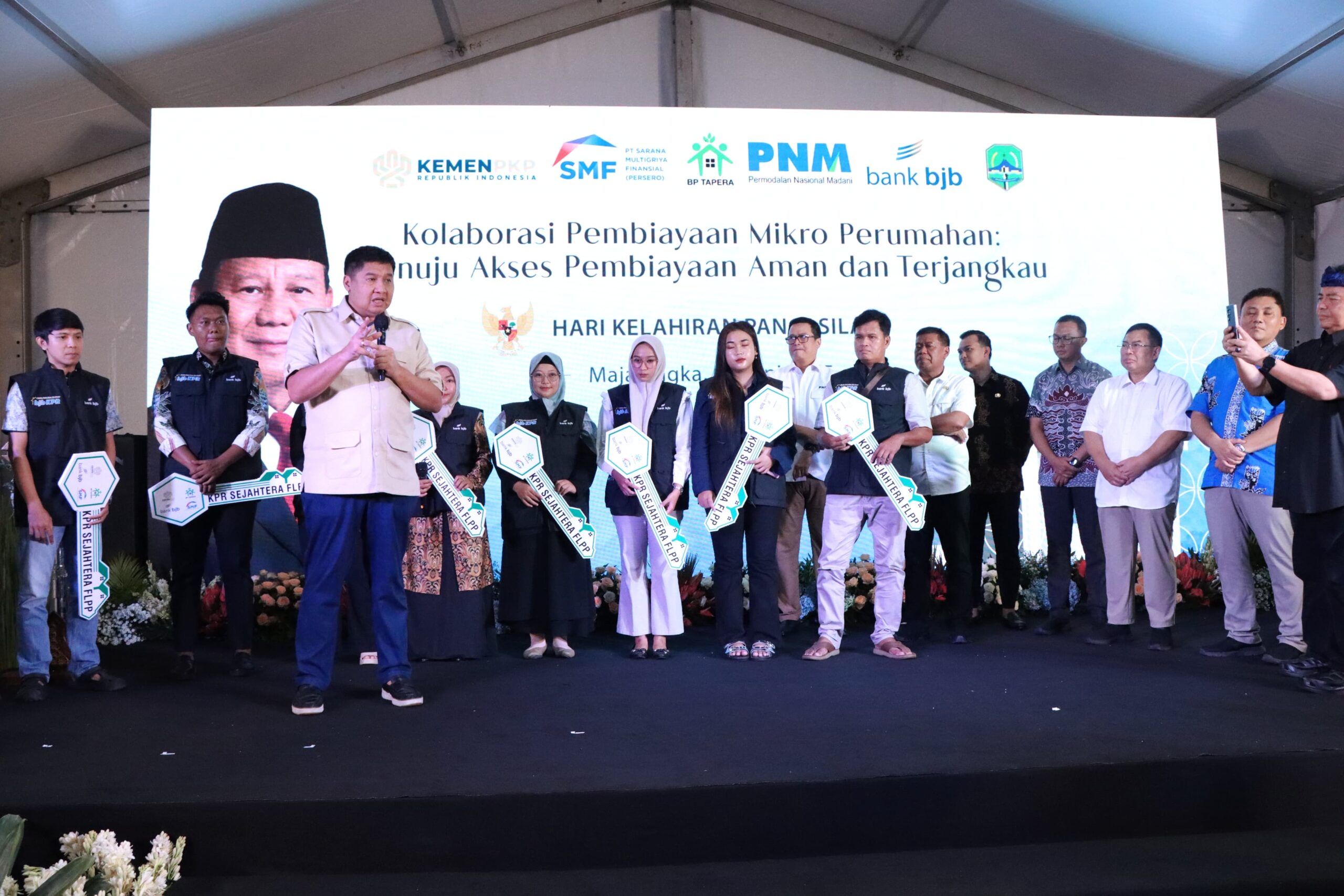 Menteri PKP menyerahkan kunci rumah secara simbolis kepada masyarakat dari berbagai segmentasi seperti masyarakat yang bekerja di sektor Informal yang tidak memiliki slip gaji seperti pengepul barang rongsokan dan mereka yang bekerja sebagai buruh pabrik, guru sekolah swasta yang telah memanfaatkan KPR FLPP untuk memiliki rumah pertama.( birkom pkp/ Ristyan)