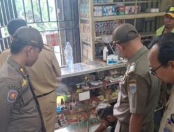 Satpol PP Jaktim gerebek toko penjual obat ilegal di Duren Sawit