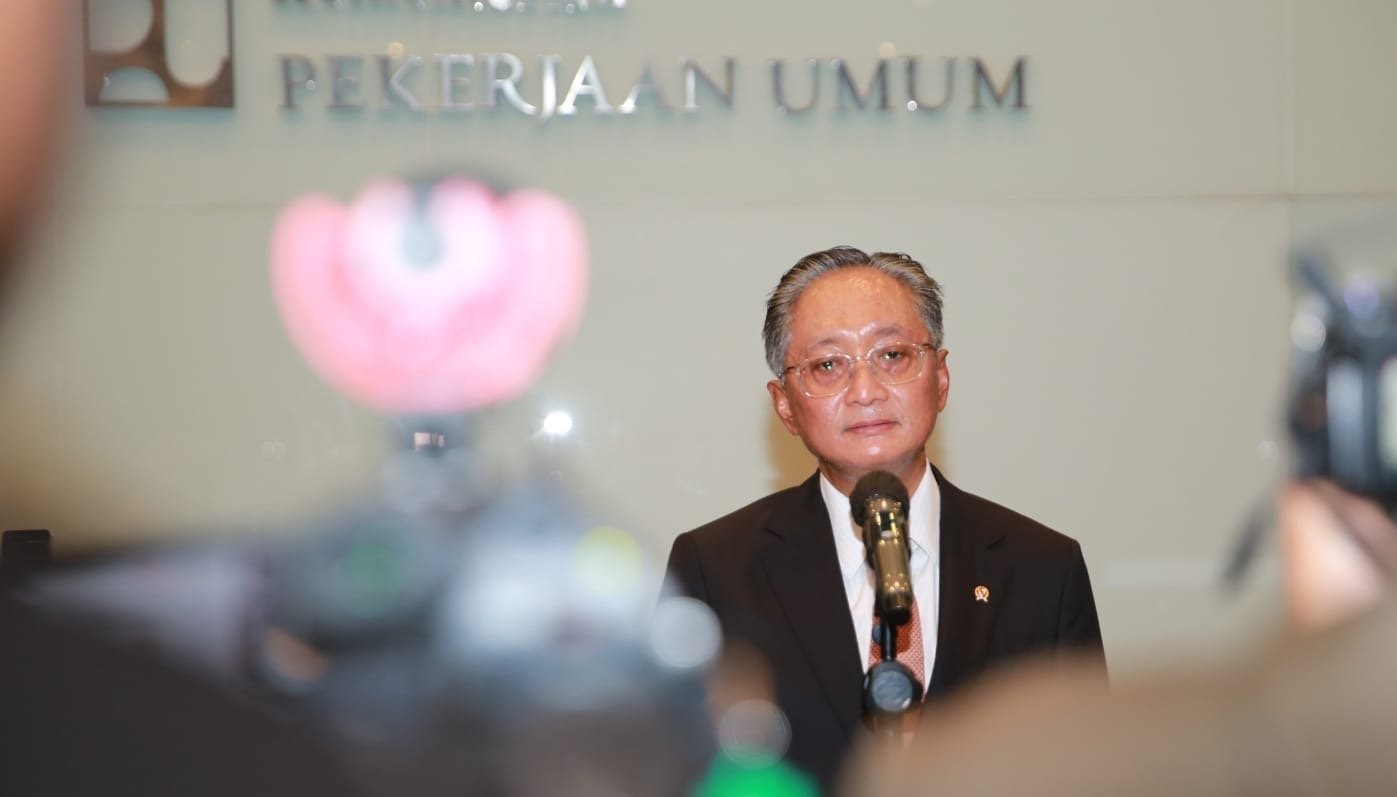 Menteri PU saat konferensi pers terkait OTT di Sumatera Utara ( foto: birkom pu)