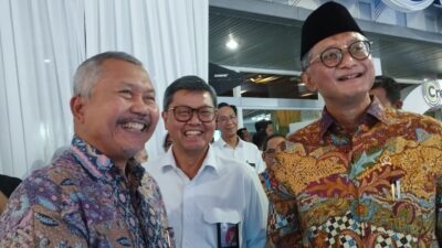 CEO PT Raflesia Investasi Indonesia, Mohamad Adhi Resza ( kiri) Dirjen Pembiayaan Infrastruktur, Rahman Arif Diena Putra ( tengah ) Menteri PJ Dody Hanggodo ( kanan ) saat meninjau both both pada acara Creatiff Infrastruktur foto : SPN/ dinda