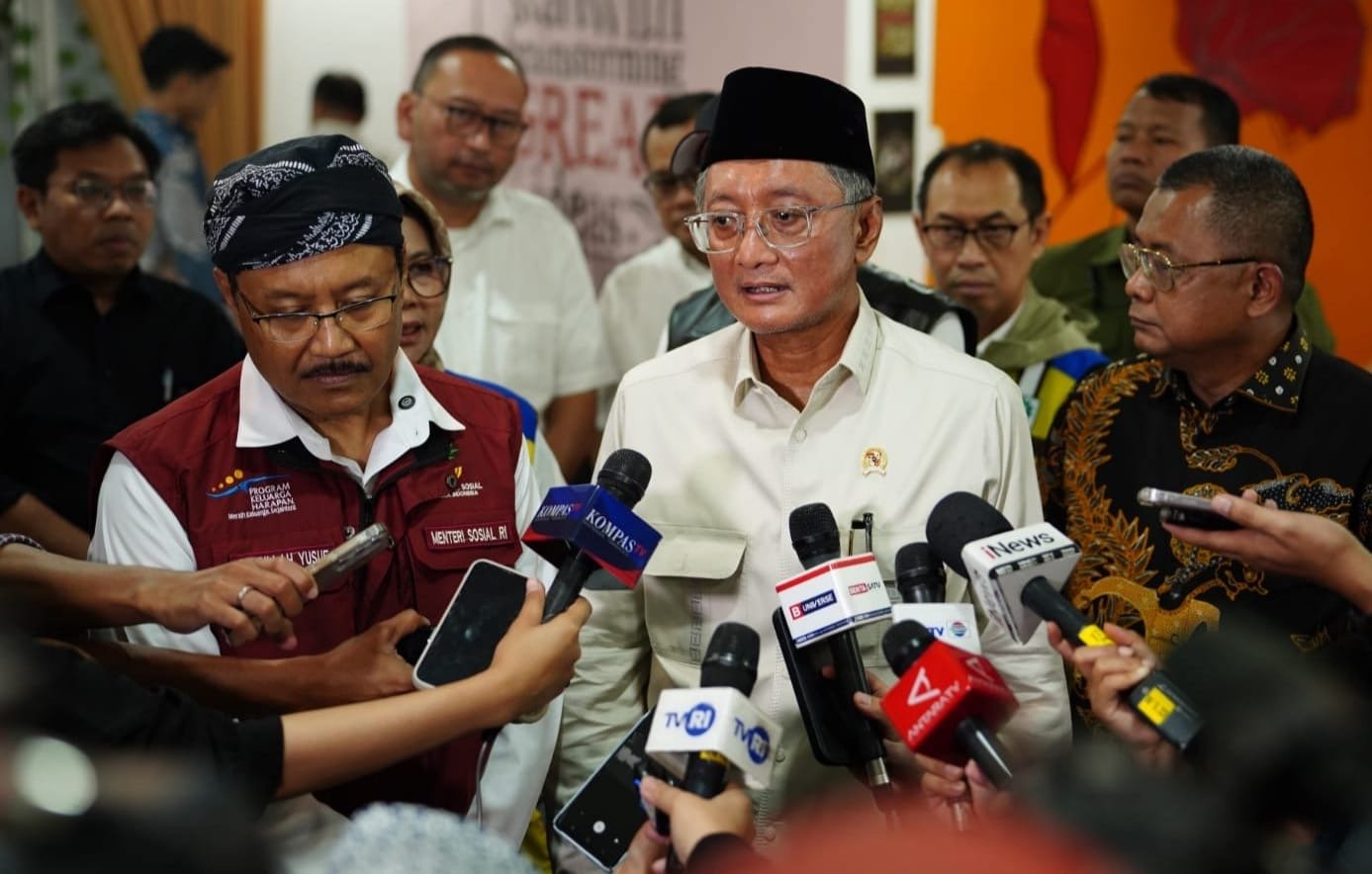 Menteri PU saat jumpa media terkait sekolah rakyat ( foto: birkom pu)