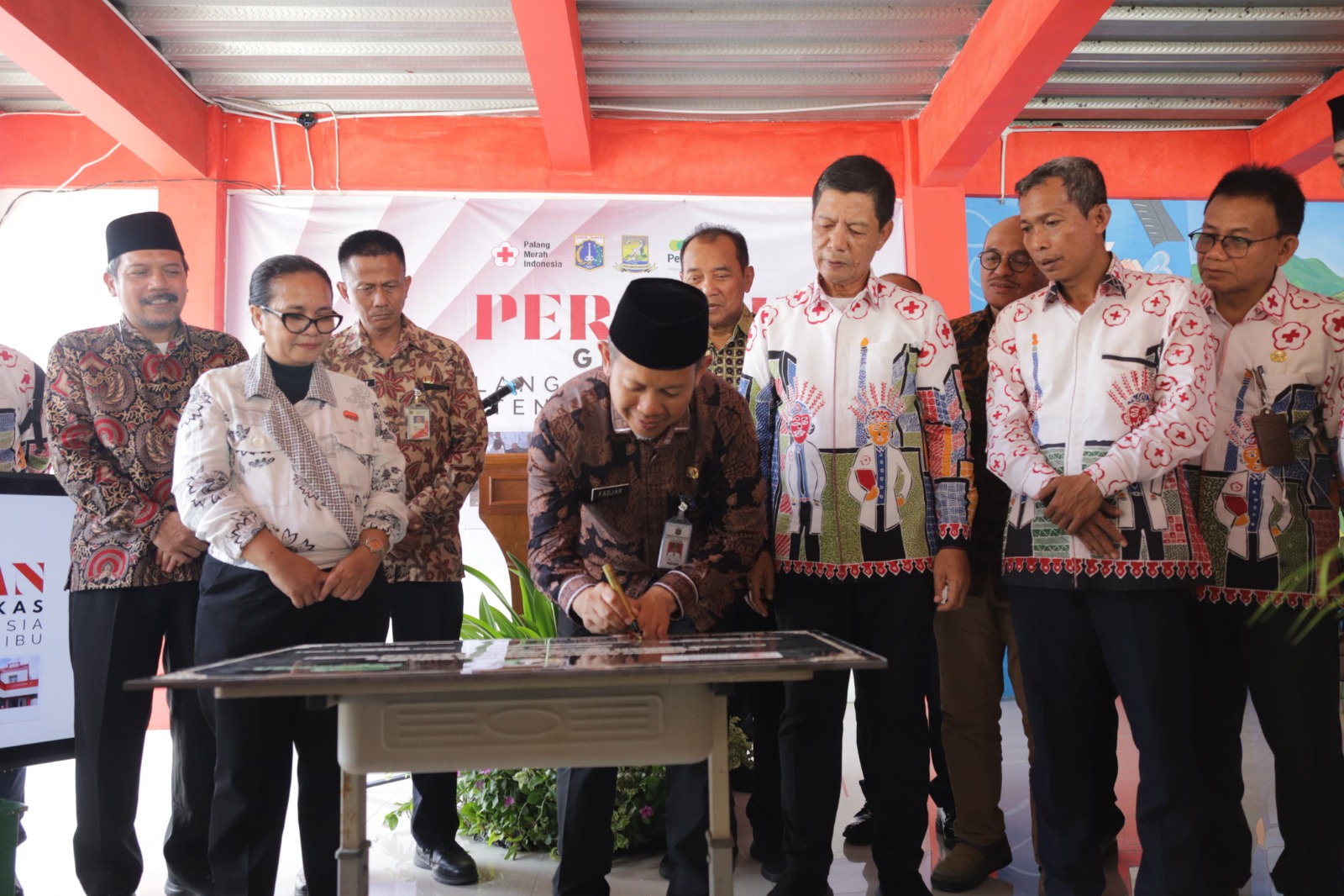 Foto: Bupati Kepulauan Seribu, M. Fadjar Churniawan menandatangani prasasti peresmian didampingi Ketua PMI DKI Jakarta, Rustam Effendi dan Perwakilan PT. Pegadaian. (Humas PMI DKI Jakarta)