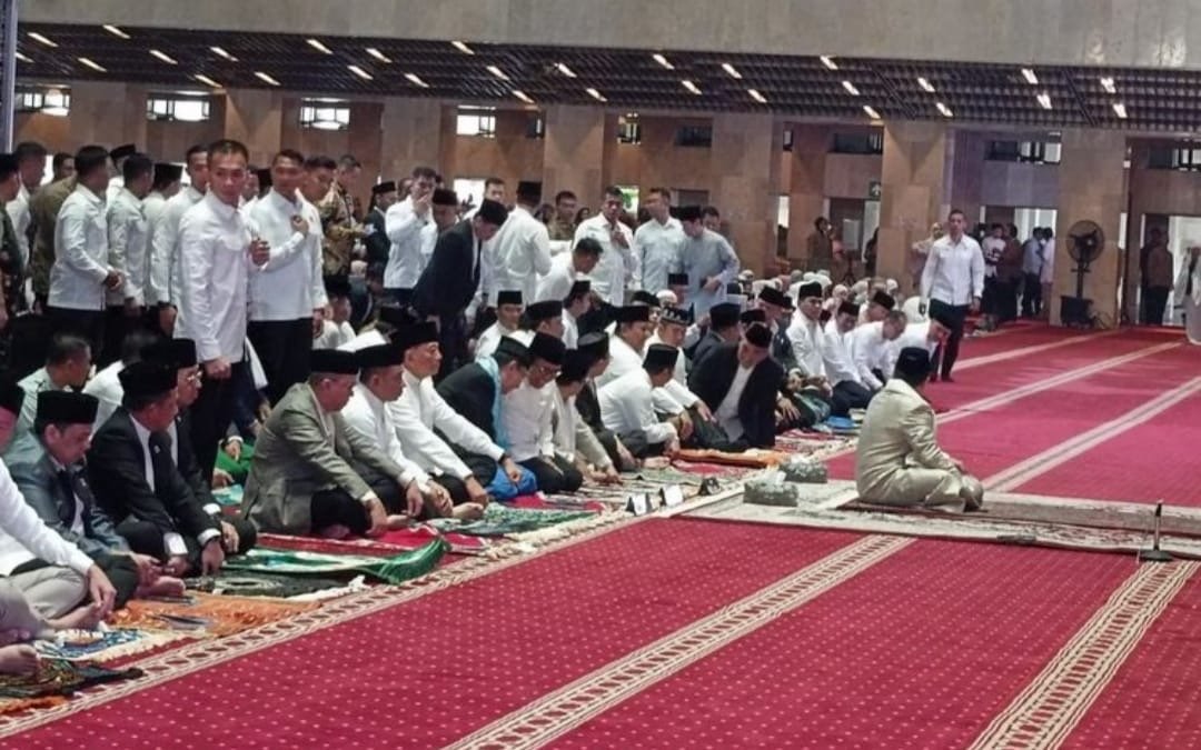 Presiden sebelum sholat Ied Dul Adha di Masjid Istiqlal bersama para Pejabat dan Menteri Kabinet Merah Putih ( foto: dok setneg)