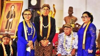 Menkebud Fadli Zon saat menghadiri Kirab Malam Satu Suro di Solo ( foto: humas kebud )