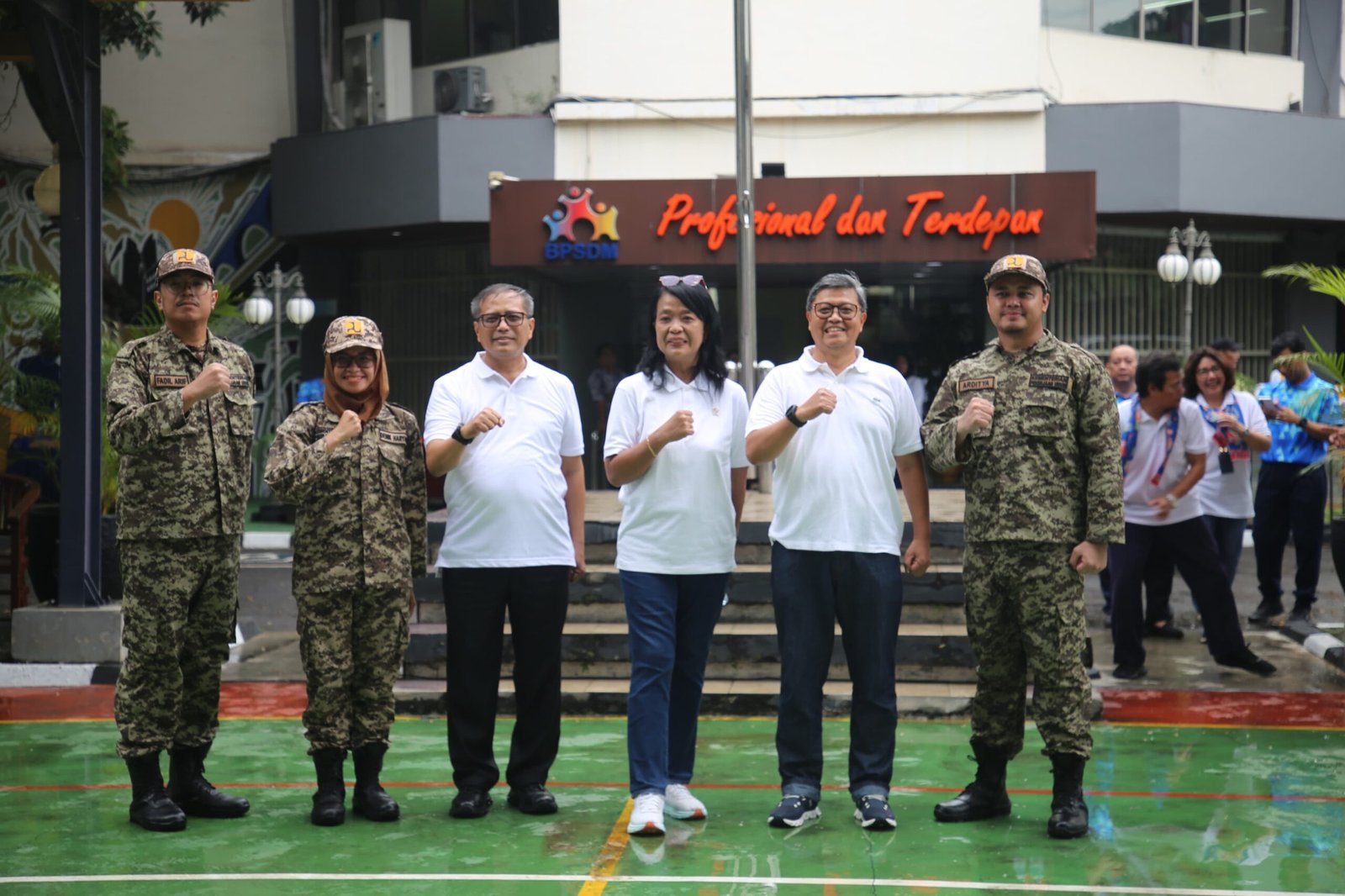 Wamen didampingi sekjen dan kepala BPSDM saat penutupan pelatihan Pengembangan Kapasitas Pemimpin Masa Depan Angkatan I Tahun 2025 ( foto: birkom pu)