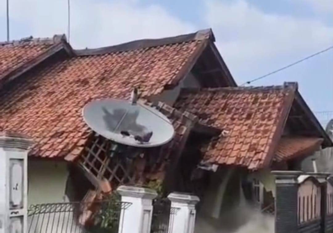 Sekitar 70 Rumah mengalami kerusakan, yang terdiri dari 57 rusak berat, satu Fasum rusak, satu rumah ibadah rusak berat,3 rumah rusak sedang ,8 rumah rusak ringan ( foto: tangkapan layar video warga )