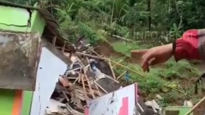 Pergerakan tanah yang berhasil direkam warga terjadi di desa pasir munjul kecamatan Sukatani kab Purwakarta Jabar (foto: tangkapan layar video warga )