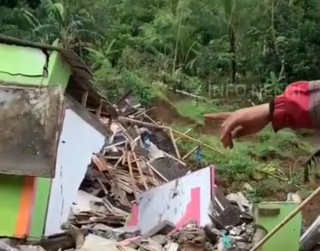 Pergerakan tanah yang berhasil direkam warga terjadi di desa pasir munjul kecamatan Sukatani kab Purwakarta Jabar (foto: tangkapan layar video warga )