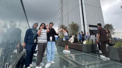 Banyak pengunjung berfoto dari lantai 109 Gedung. Thamrin Nine ( foto : SPN/ Dinda)