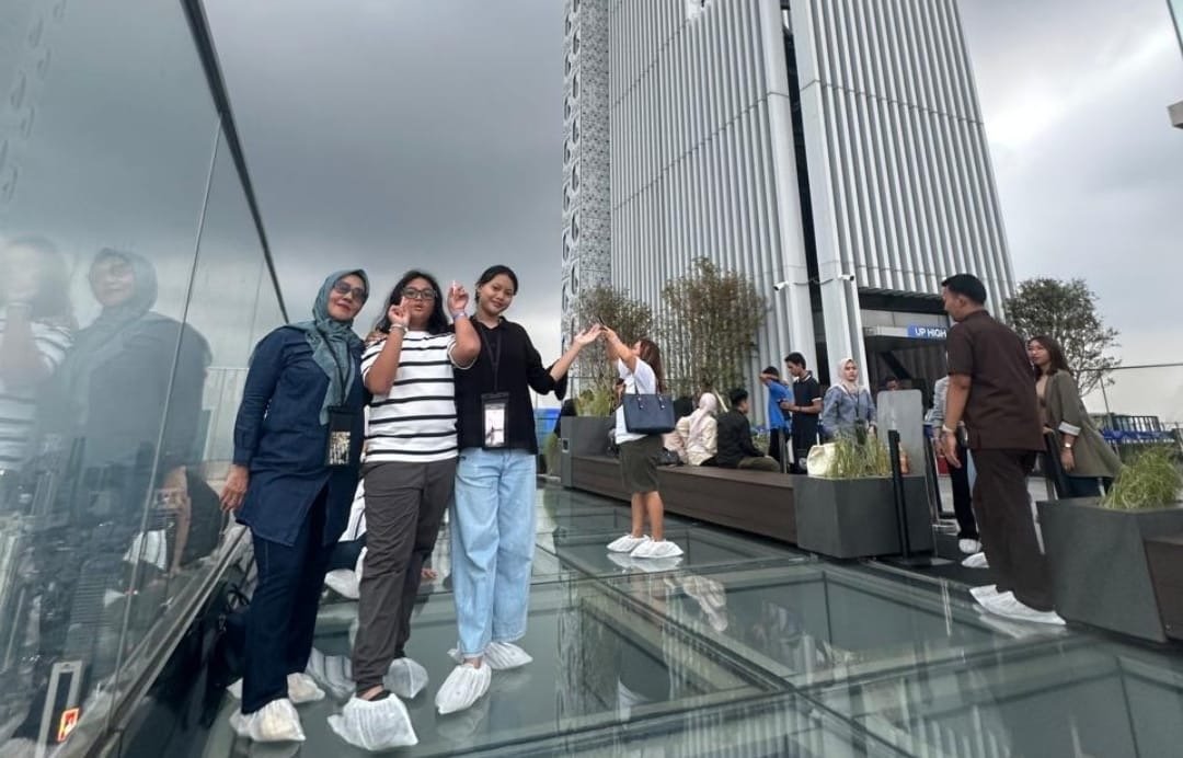 Banyak pengunjung berfoto dari lantai 109 Gedung. Thamrin Nine ( foto : SPN/ Dinda)