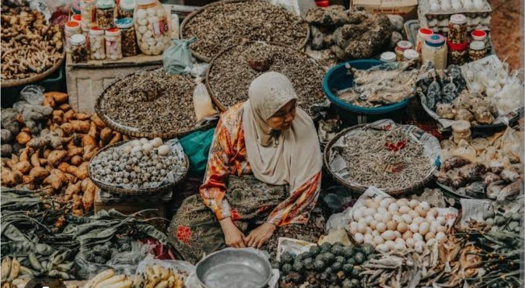 Ilustrasi : Para Pelaku UKM kebanyakan dari Masyarakat menengah kebawah ( foto: kementerian koperasi )