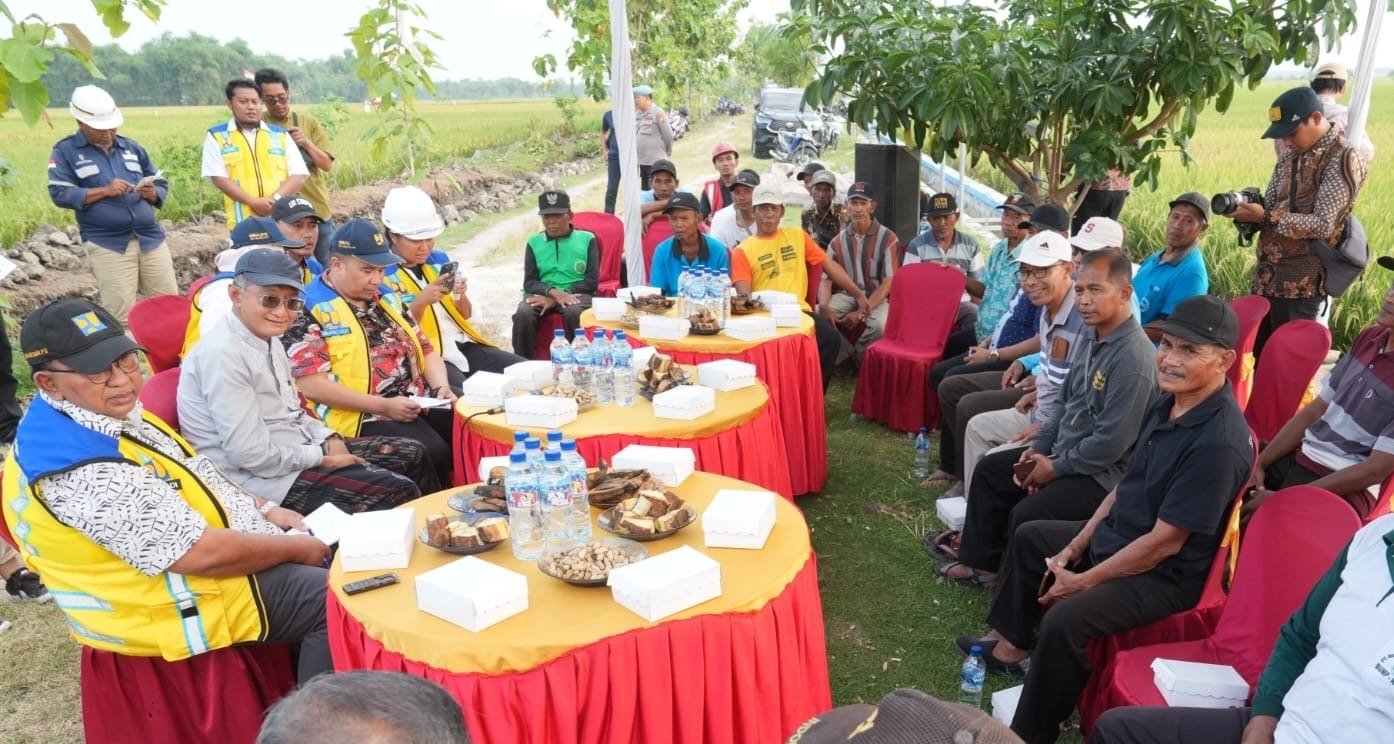 Menteri PU saat bincang dengan para Petani di Ngawi ( foto: birkom pu)