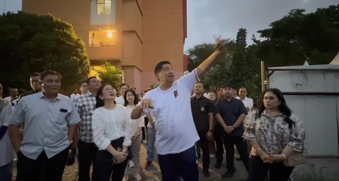 Menteri PKP saat meninjau aparteman yang dibangun perumnas di Pademangan Jakarta utara ( foto: birkom pkp/ ristyan )