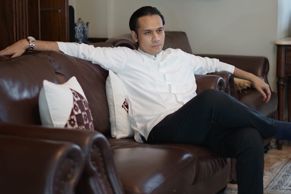 Adi memilih jalur hukum dan kerap mengurus berbagai persoalan penting di dunia ke notarisan.(foto: dok pribadi)