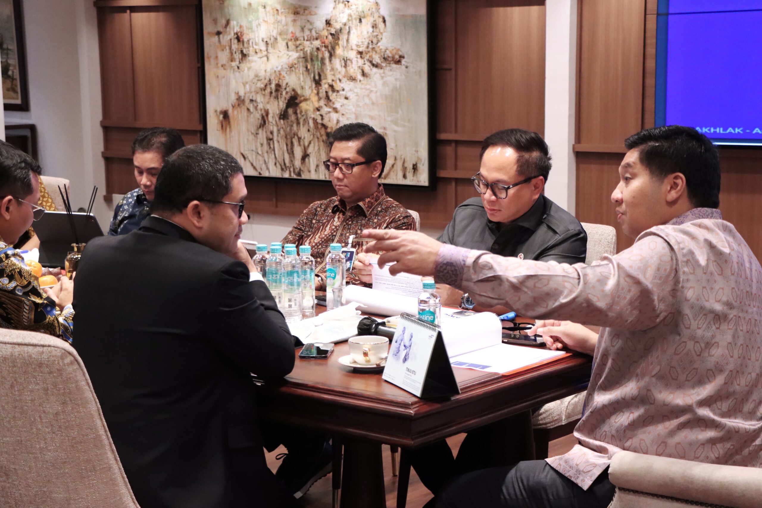 Menteri PKP saat membahas KUR Perumahan ( foto: birkom.pkp/ ristyan)