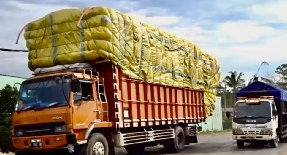 Truk yang bermuatan berlebihan ( odol) akan merusak jalan dan membahayakan kendaraan lain serta berbahaya untuk dirinya ( foto: dokpol)