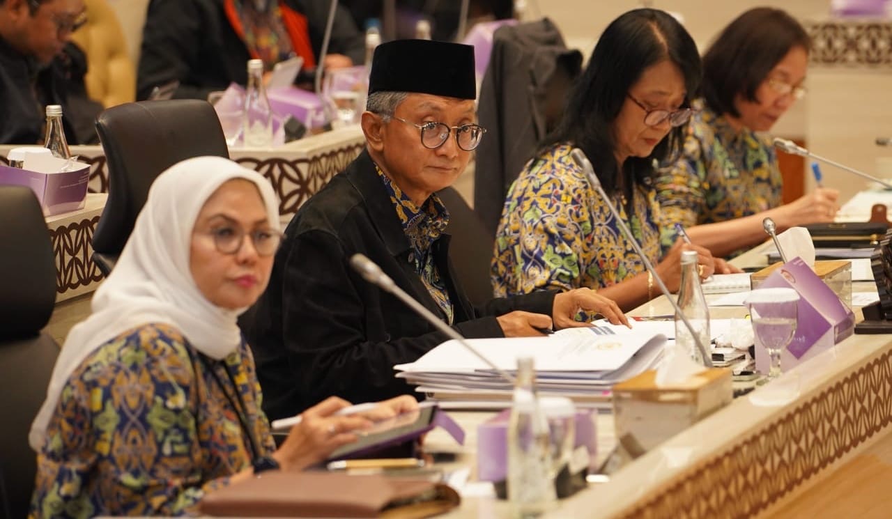 Menteri PU didampingi Wamen PU dan para Dirjen dilingkungan PU saat RDP dengan komisi V DPR-RI ( foto: birkom pu)