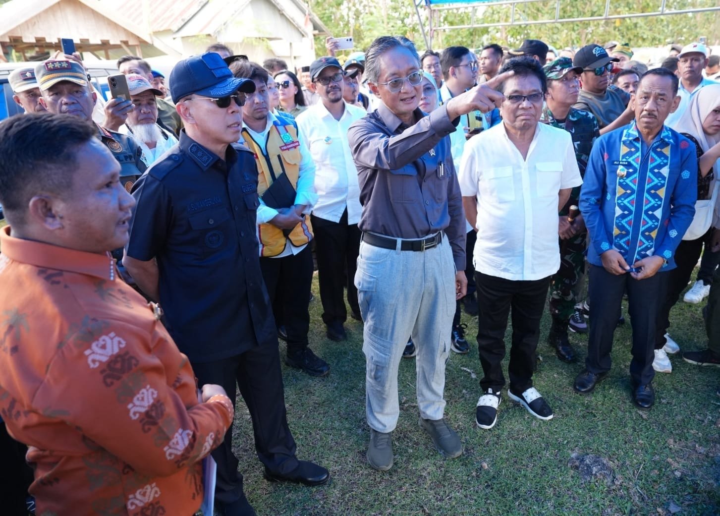 Menteri PU menegaskan Penanganan Jalan Daerah Muna Barat Dipercepat ( foto: birkom pu)