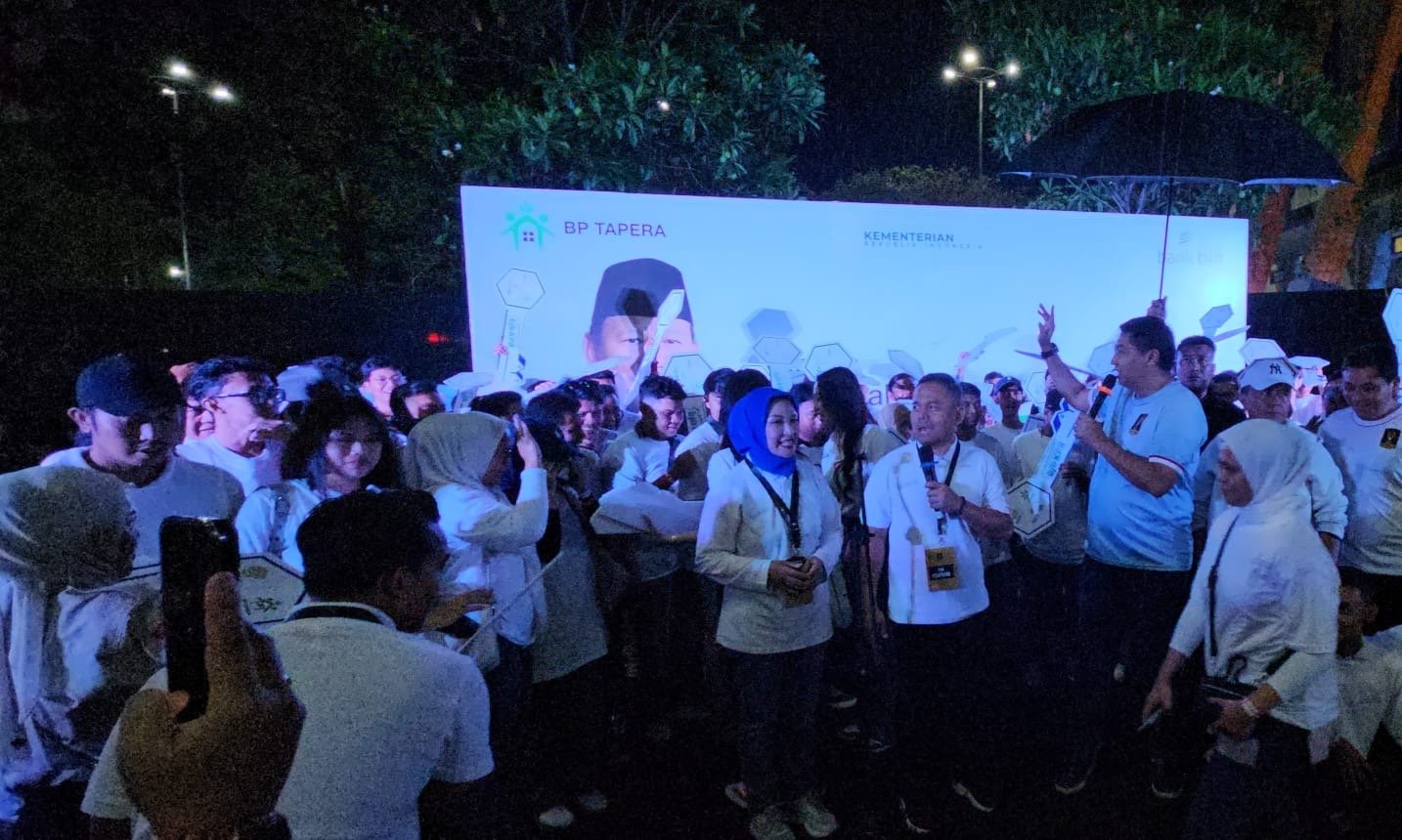 Menteri Ara saat bersama masyarakat penerima 100 kunci rumah untuk MBR  ( foto: birkom pkp/ ristyan )