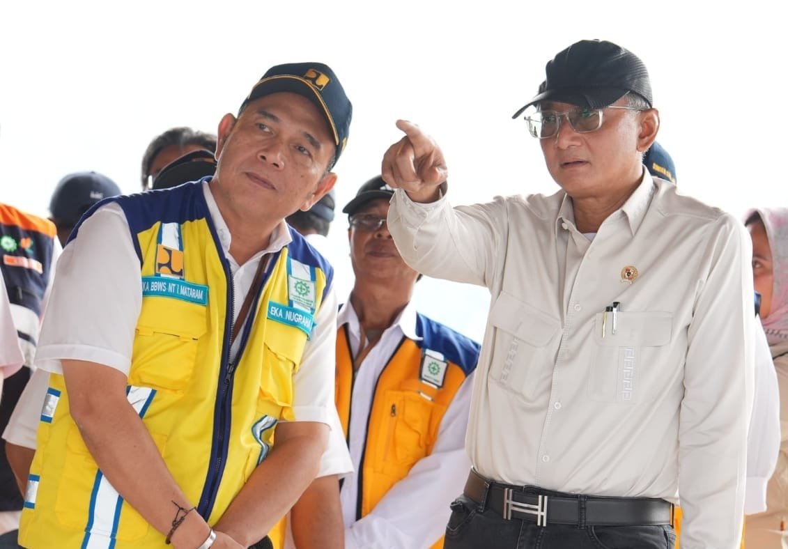 Menteri Dody didampingi Kepala Balai Besar Wilayah Sungai ( BBWS) NTB, Eja Nugraha saat meninjau Bendungan Meniting ( foto: birkom pu).