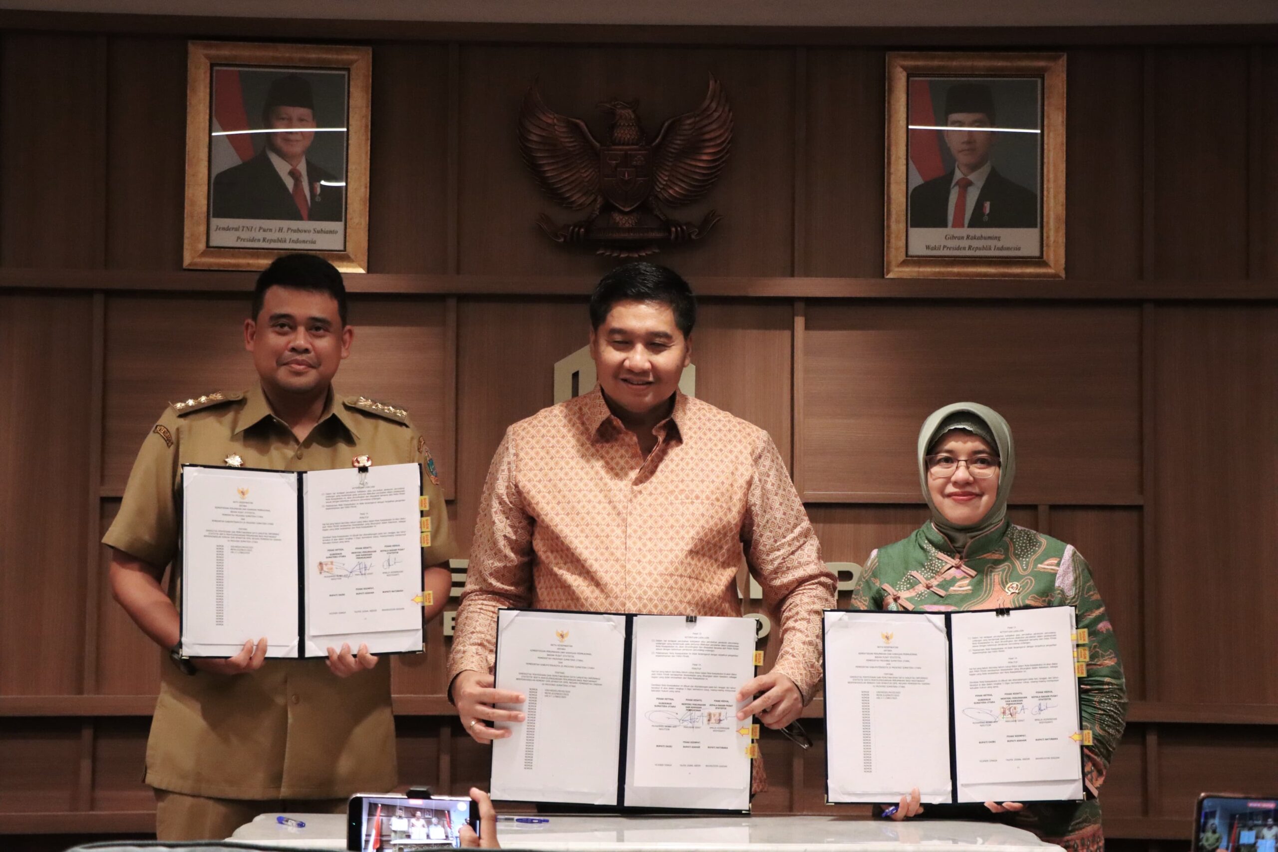 Gubernur Sumatera Utara,Menteri PKP dan Kepala BPS perlihatkan Nota Kesepahaman Perumahan Subsidi ( foto: birkom pkp/ ristyan )