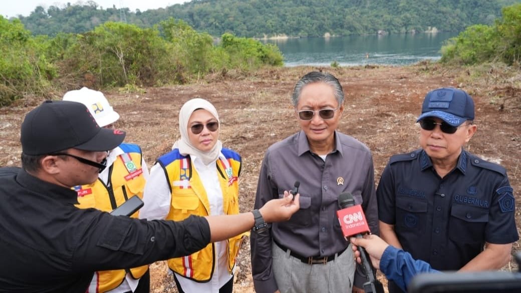 Menteri PU saat menjawab media  di kunjungan kerjanya ke pulau Buton ( foto: birkom pu)