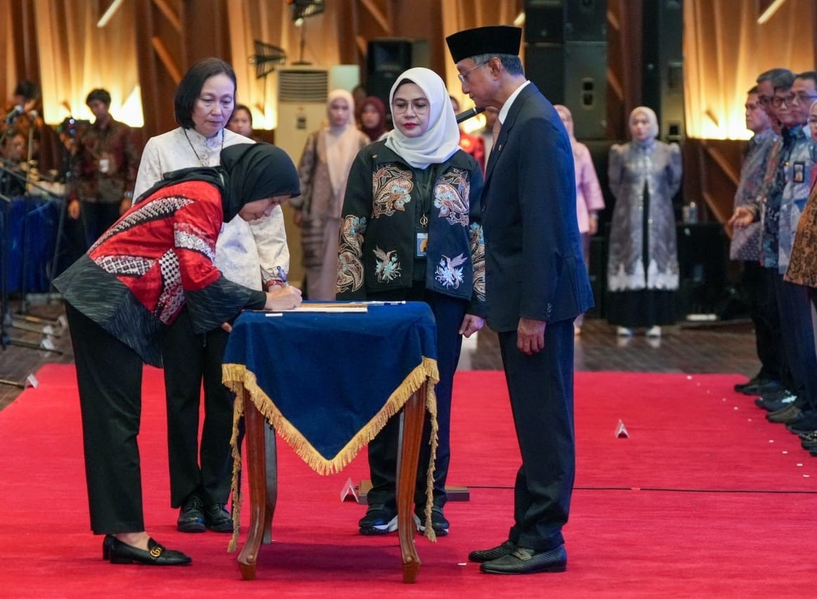 Menteri PU saat menyaksikan tandatangan salah seorg pejabat PU yg dilantik ( foto: birkom pu)