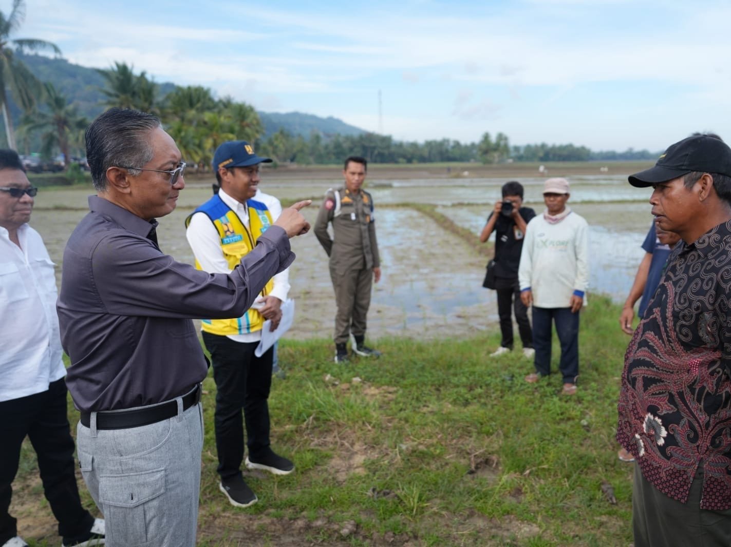 Menteri Dody saat kunjungan kerja ke pulau Buton Sultra ( foto: birkom pu)