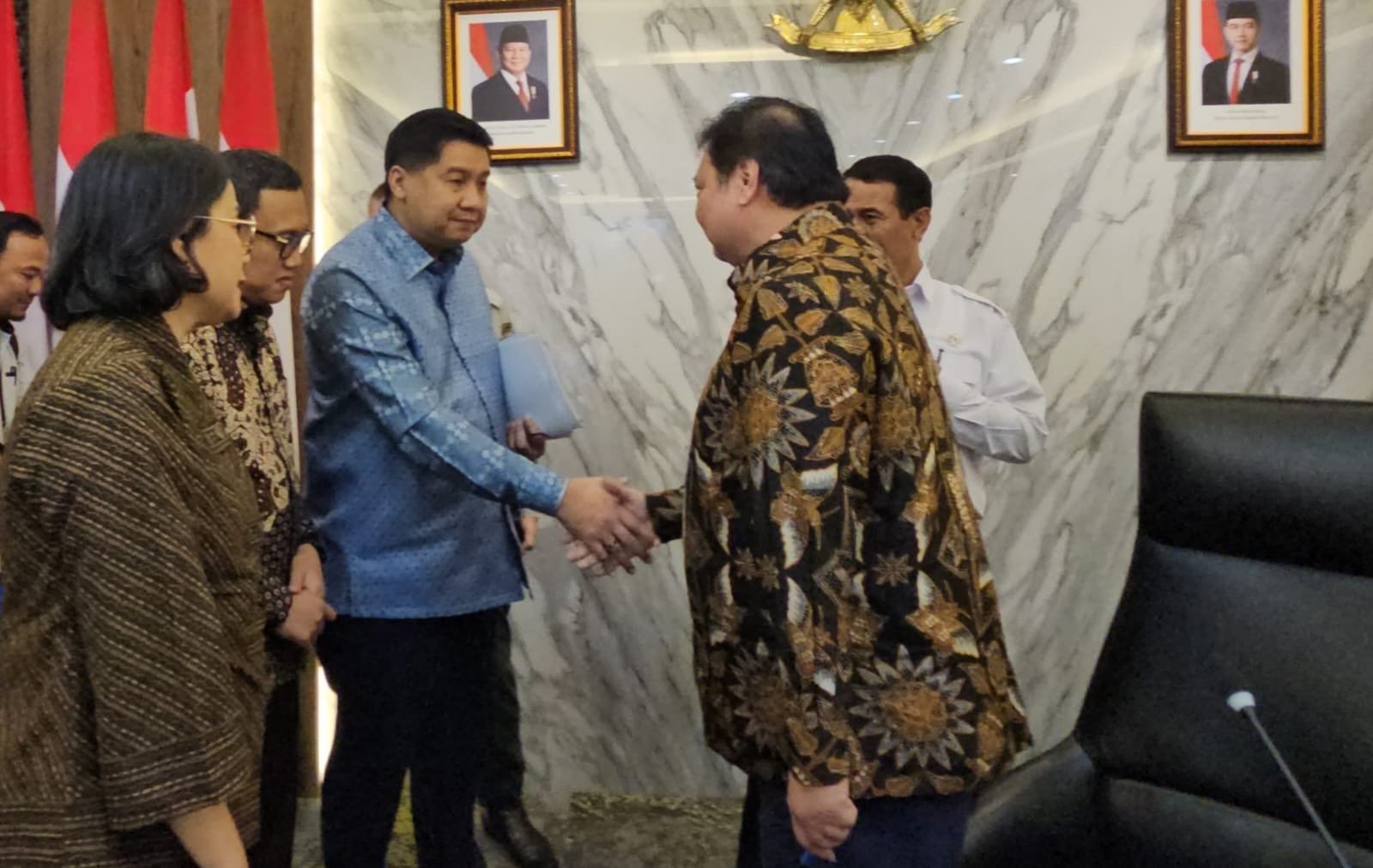 Menteri Ara bersalaman dengan Menko Airlangga Hartato ( birkom pkp/ ristyan)