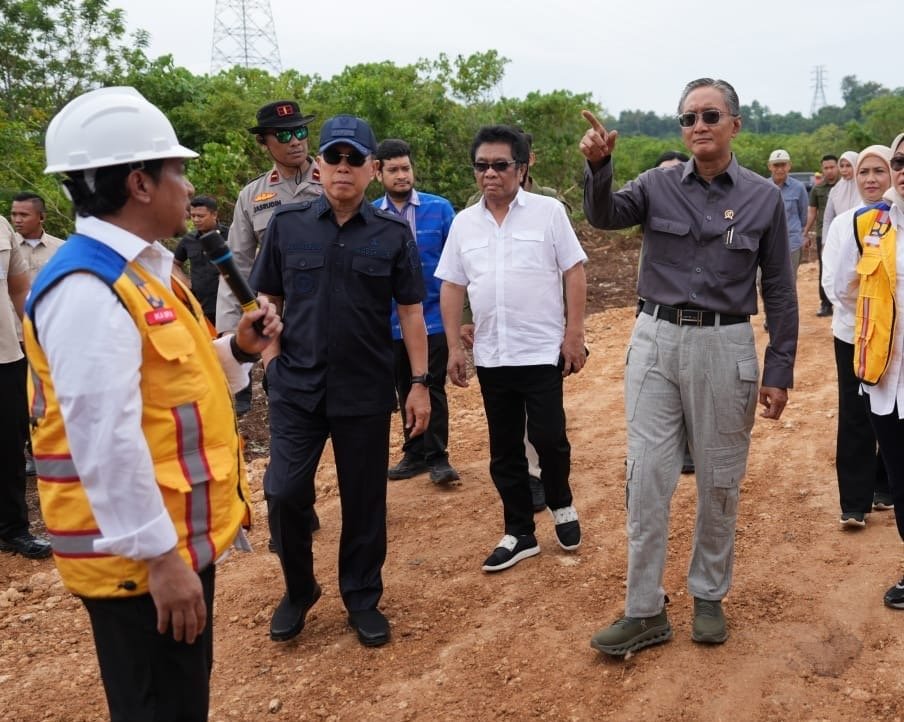 Menteri PU saat kunjungan kerja di Pulau Buton untuk melihat rencana pembangunan jembatan disana ( foto: birkom pu)