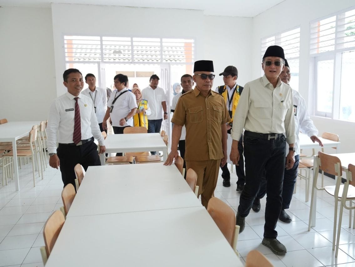 Menteri PU saat meninjau persiapan sekolah rakyat di Muna ( foto: birkom pu)