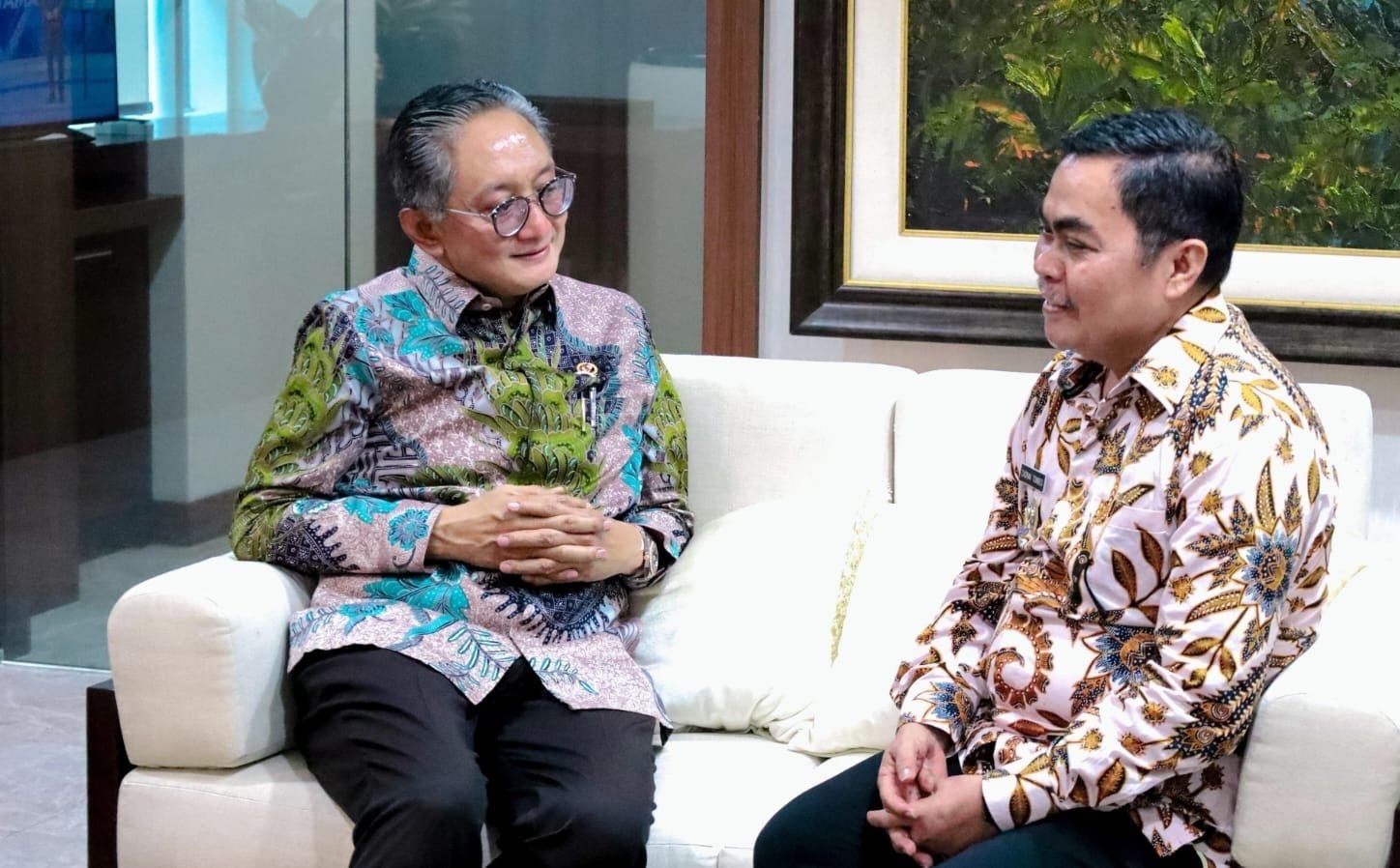 Menteri Pekerjaan Umum (PU) Dody Hanggodo saat menerima kunjungan Bupati Tana Toraja Zadrak Tombeg ( foto: birkom pu)